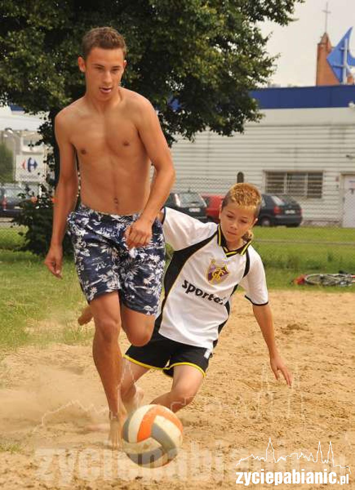 Kopali piłkę na piasku