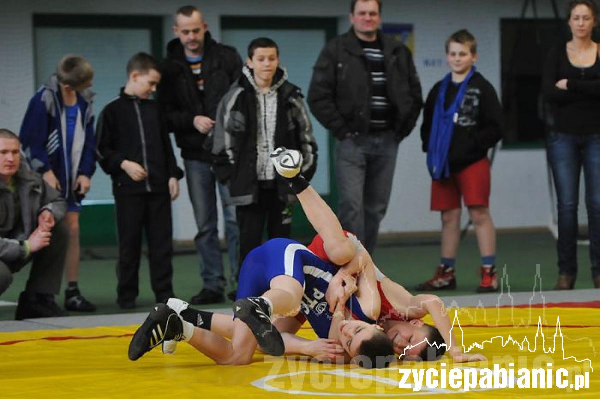 Młodzi zapaśnicy w akcji