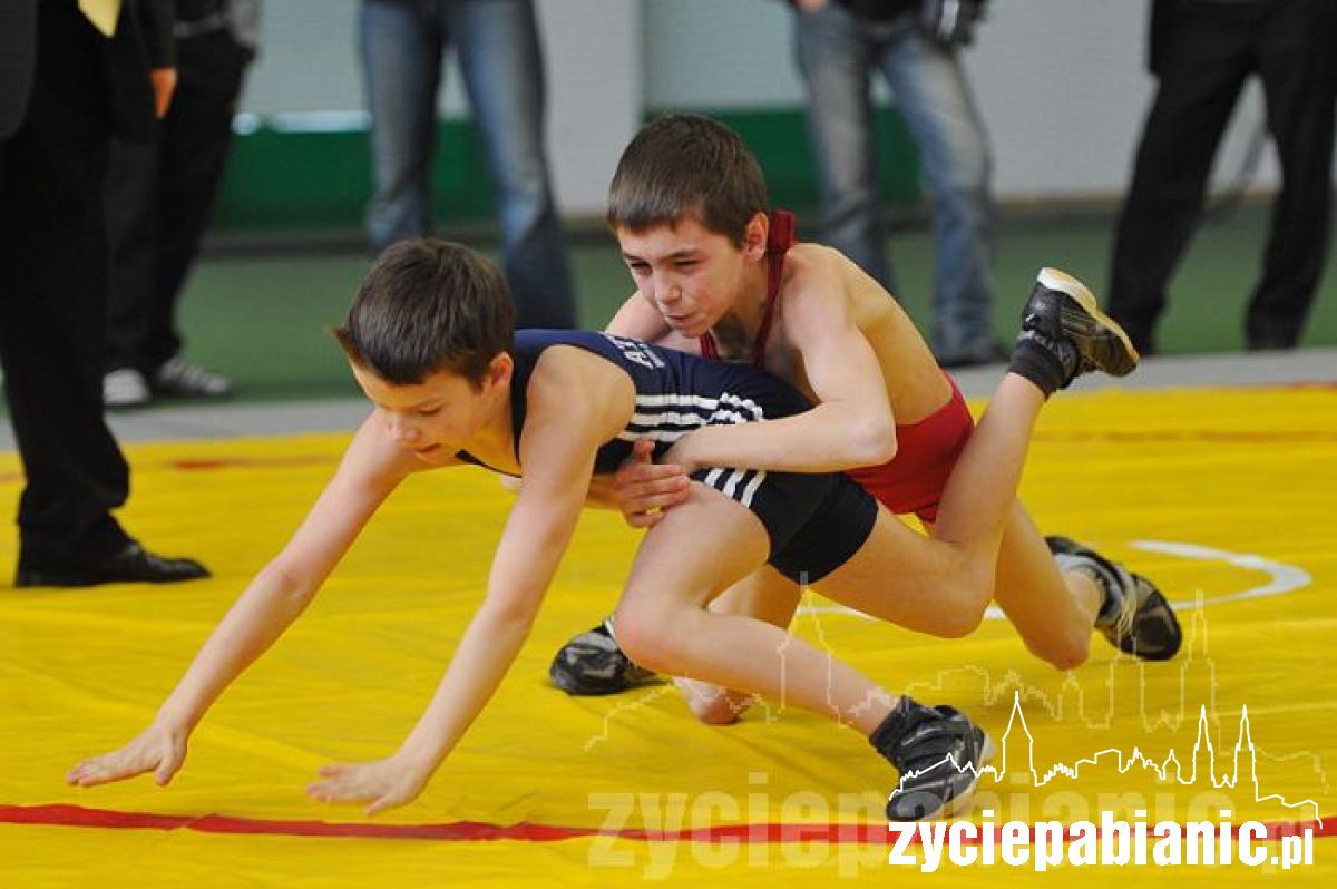 Młodzi zapaśnicy w akcji