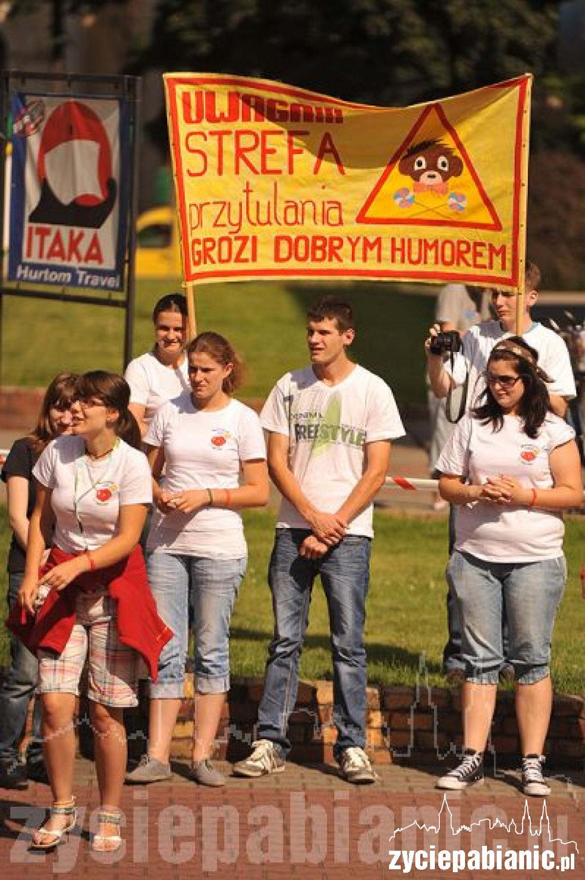 Przytulanie przed ratuszem