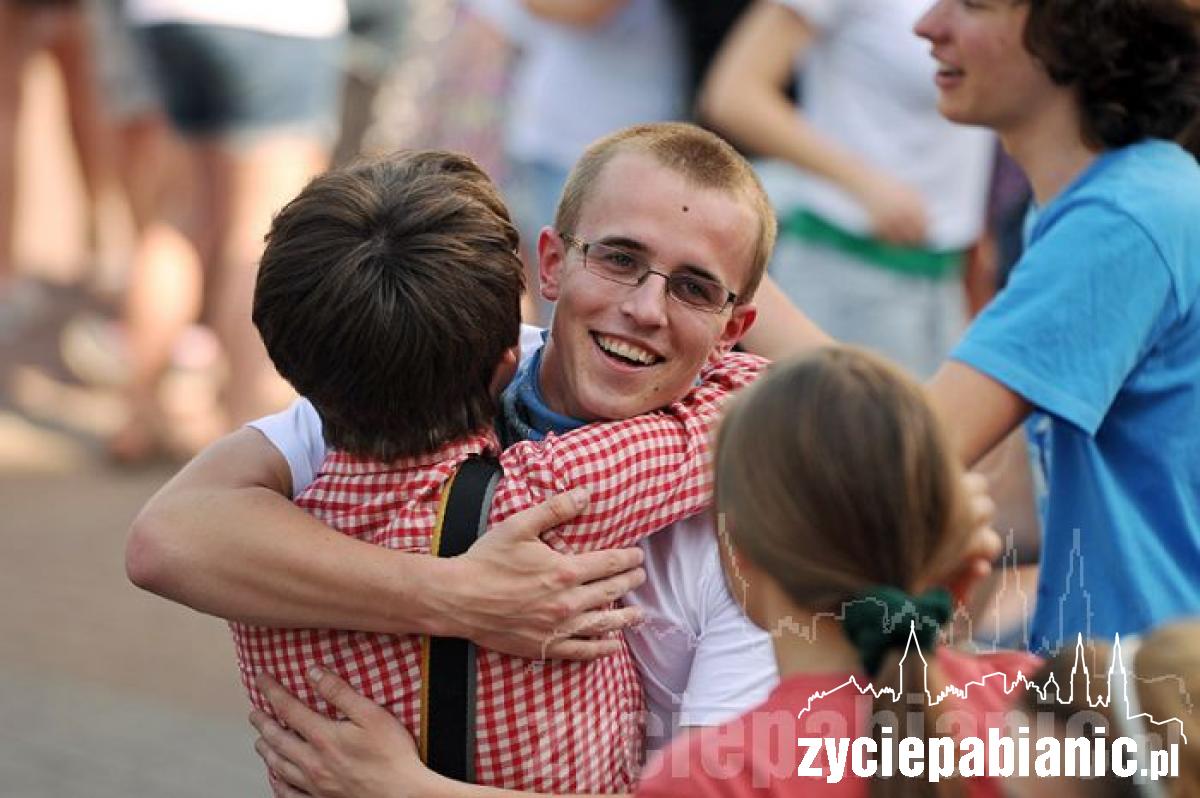 Przytulanie przed ratuszem