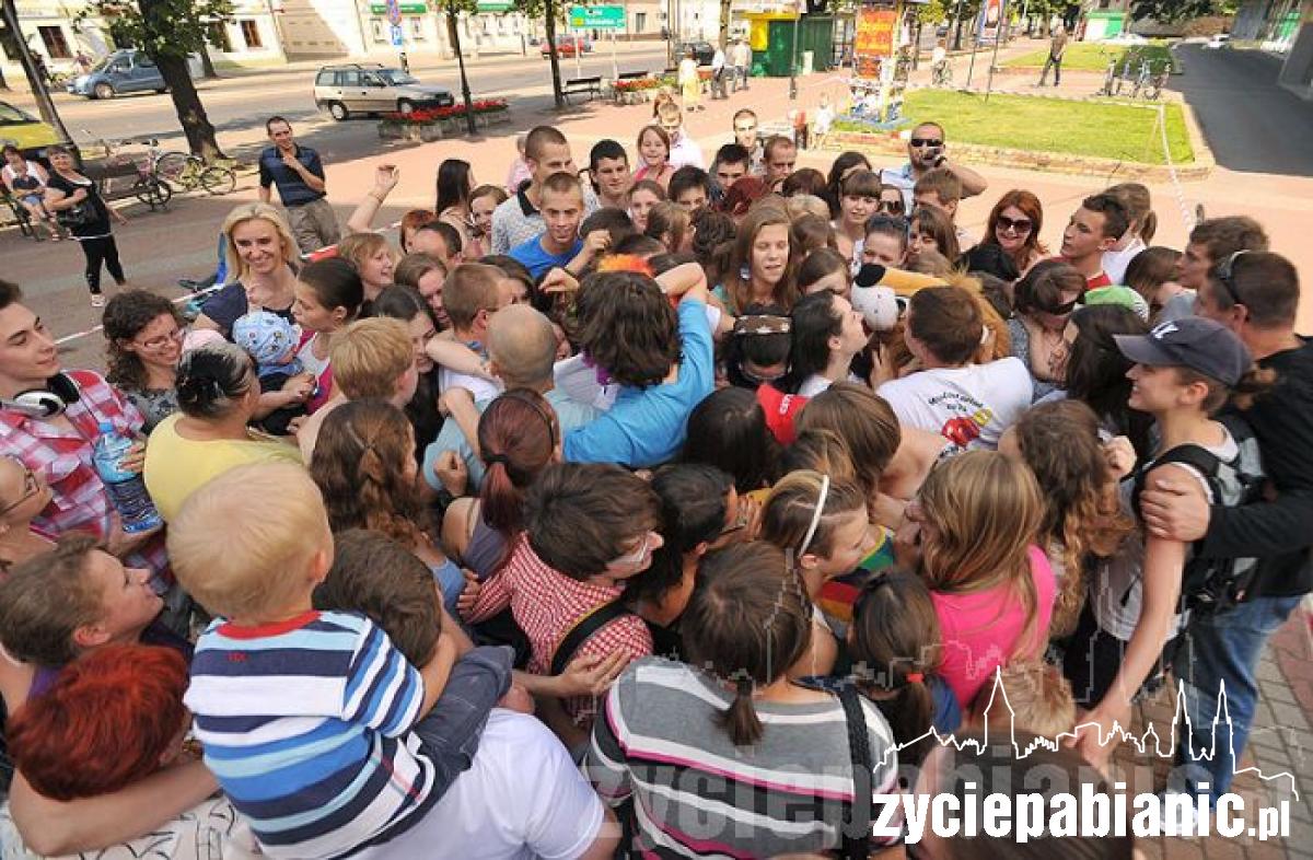 Przytulanie przed ratuszem