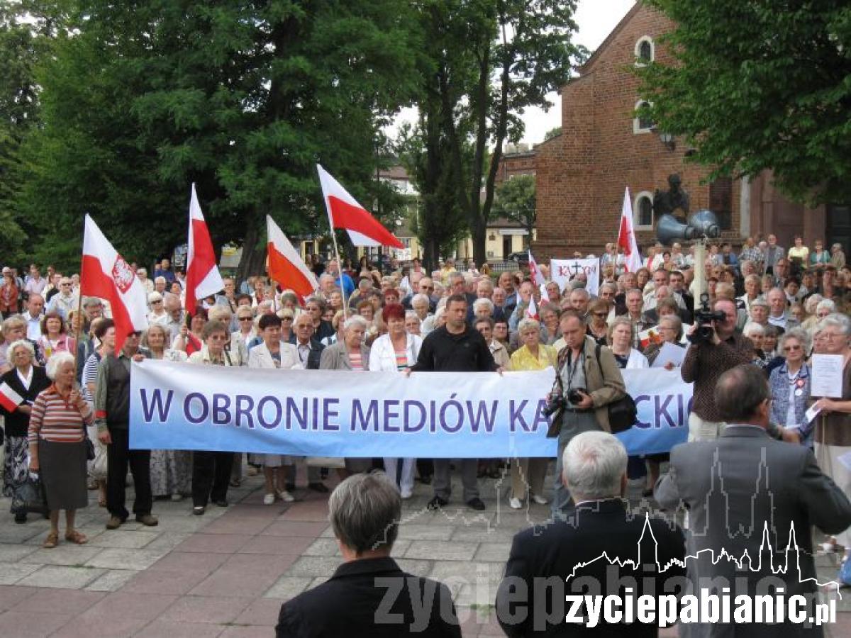 Szli przez miasto ze sztandarami