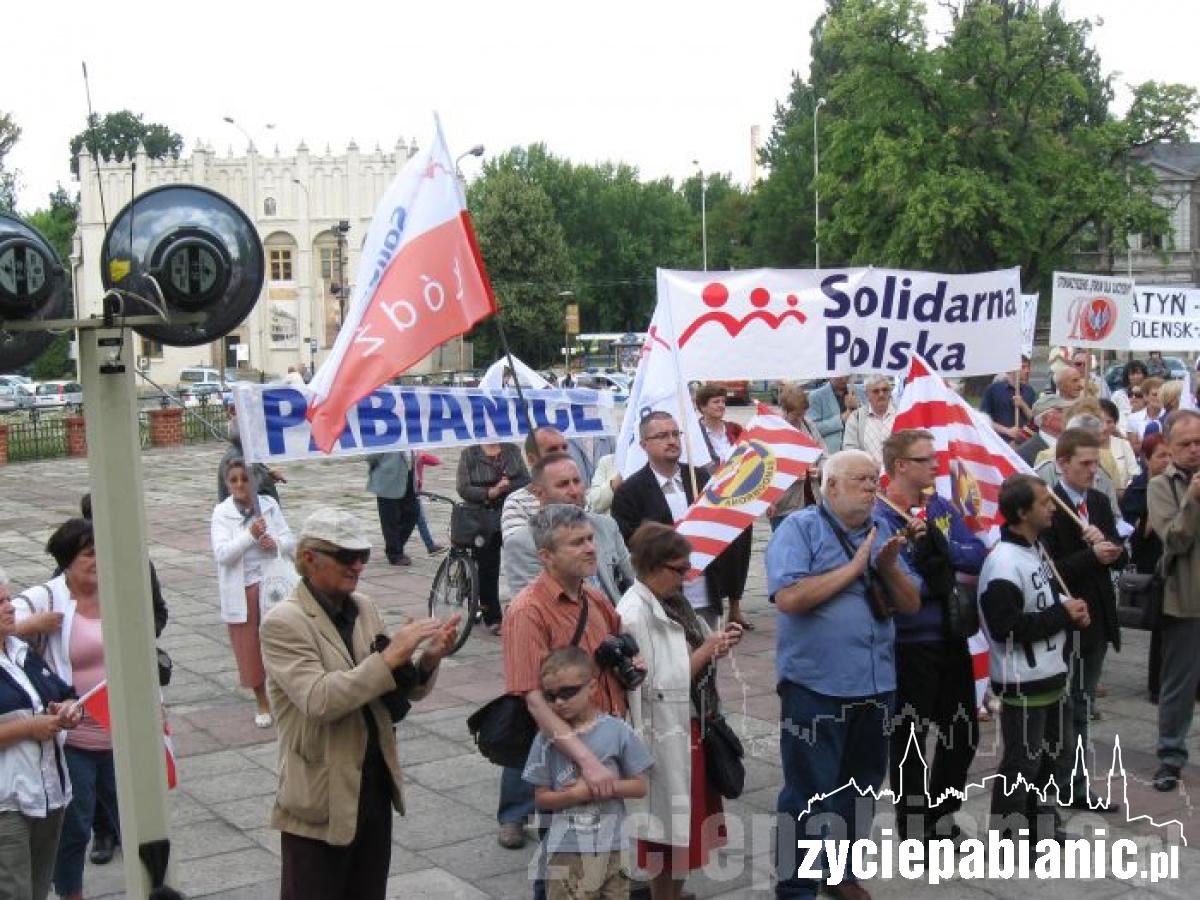 Szli przez miasto ze sztandarami