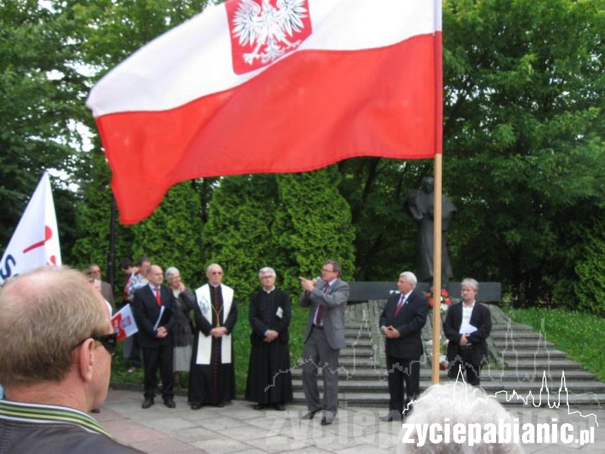 Szli przez miasto ze sztandarami