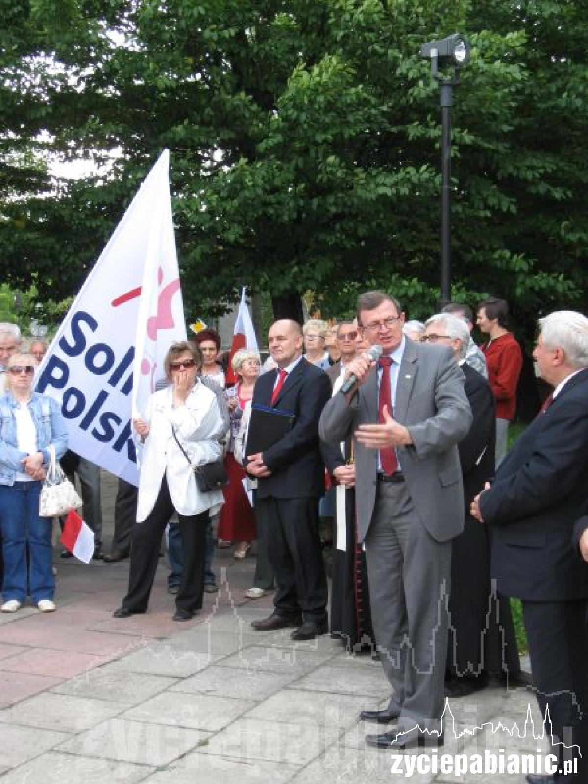 Szli przez miasto ze sztandarami