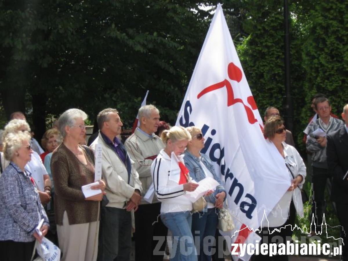 Szli przez miasto ze sztandarami