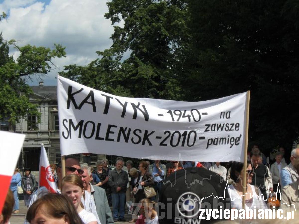 Szli przez miasto ze sztandarami