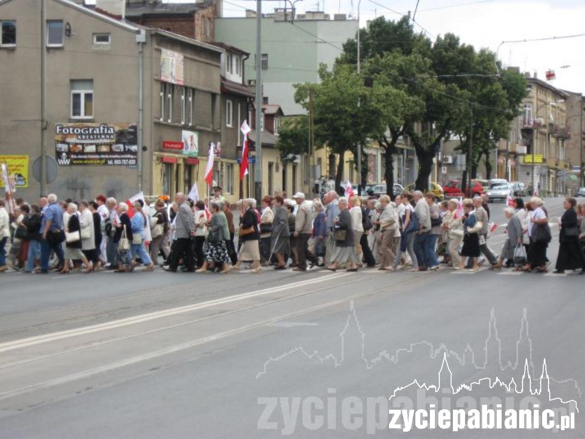 Szli przez miasto ze sztandarami
