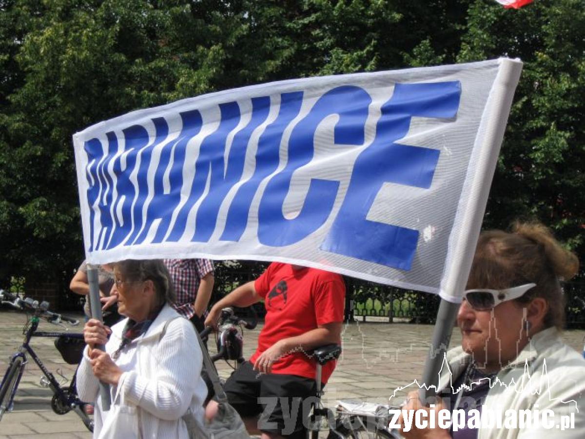 Szli przez miasto ze sztandarami