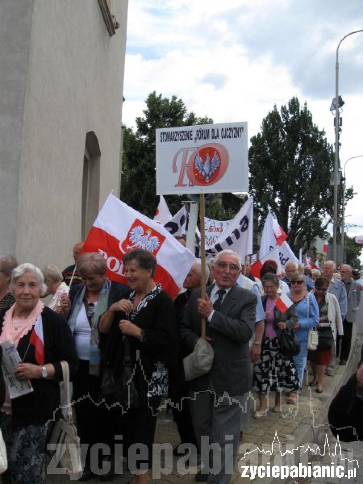 Szli przez miasto ze sztandarami