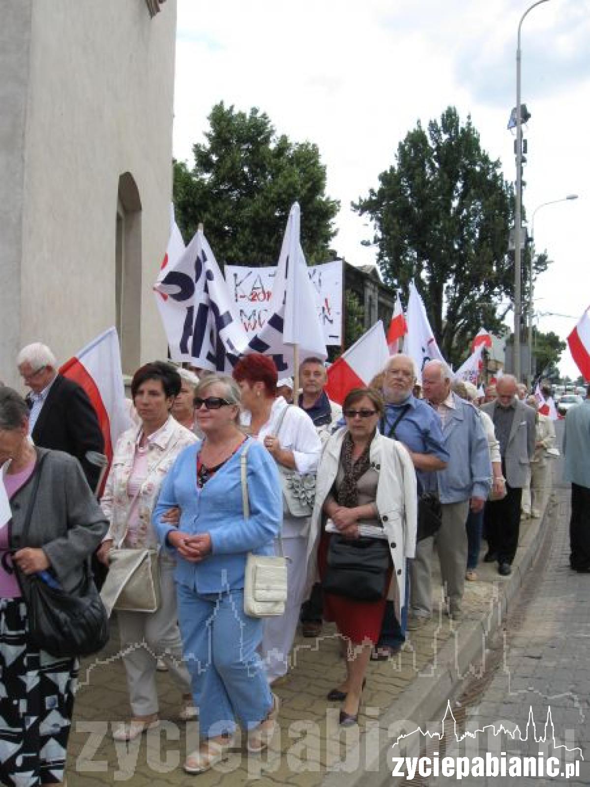 Szli przez miasto ze sztandarami