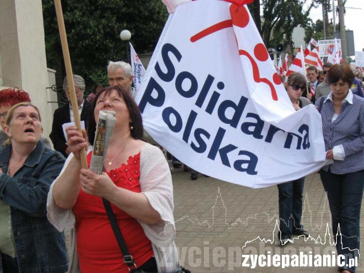 Szli przez miasto ze sztandarami