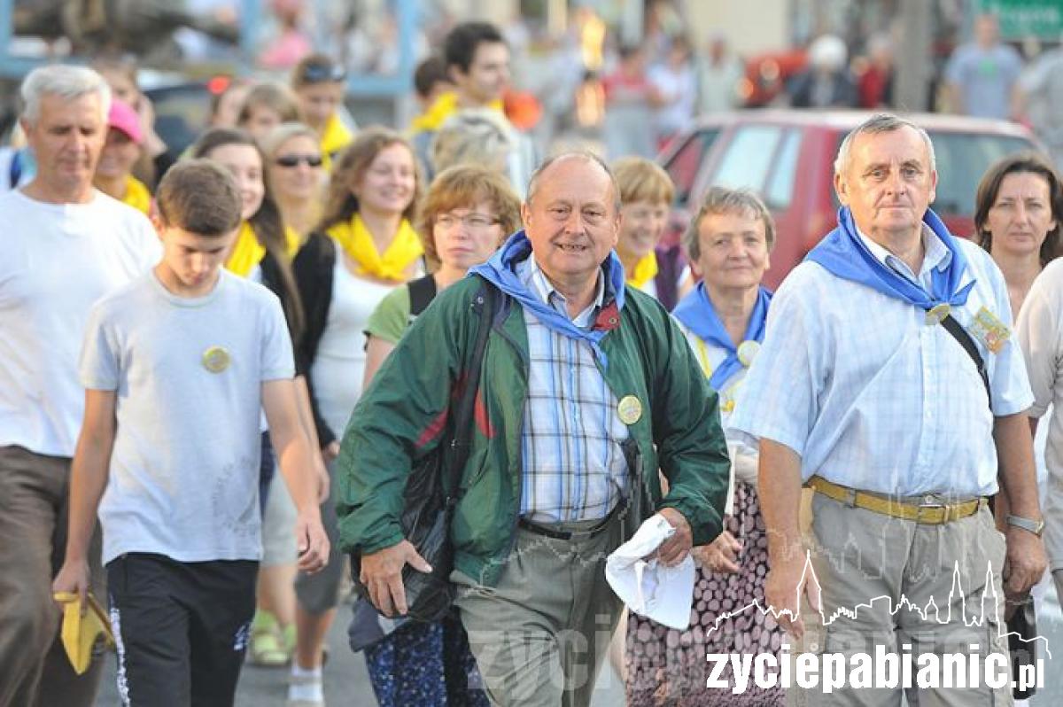 Pątnicy ruszyli z Pabianic