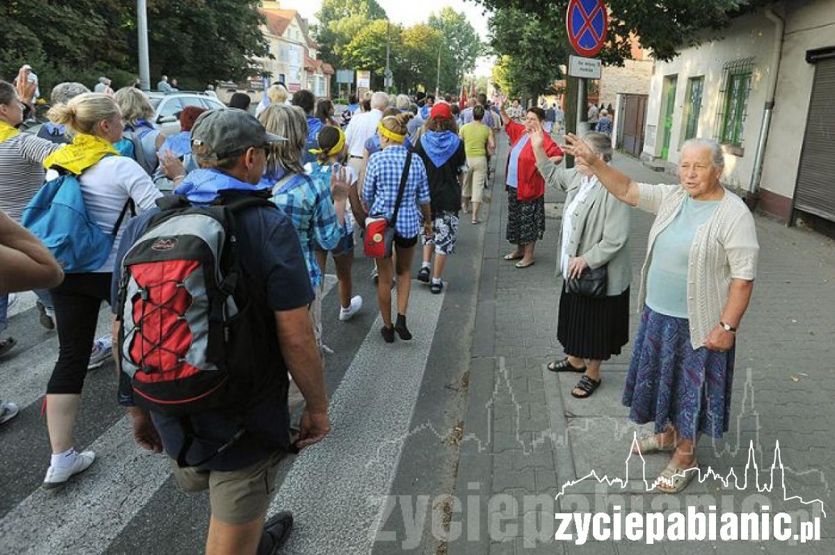 Pątnicy ruszyli z Pabianic