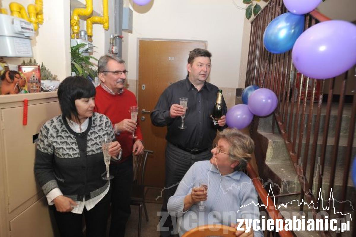 Świętowali na klatce schodowej