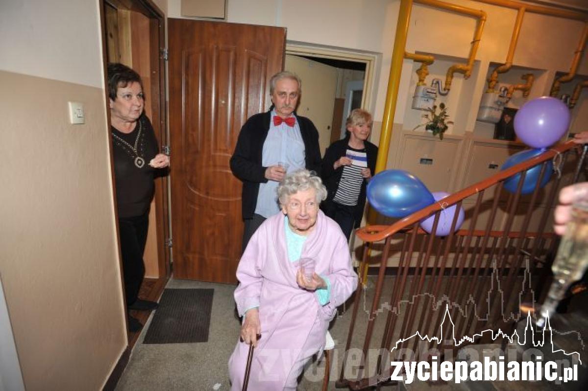 Świętowali na klatce schodowej