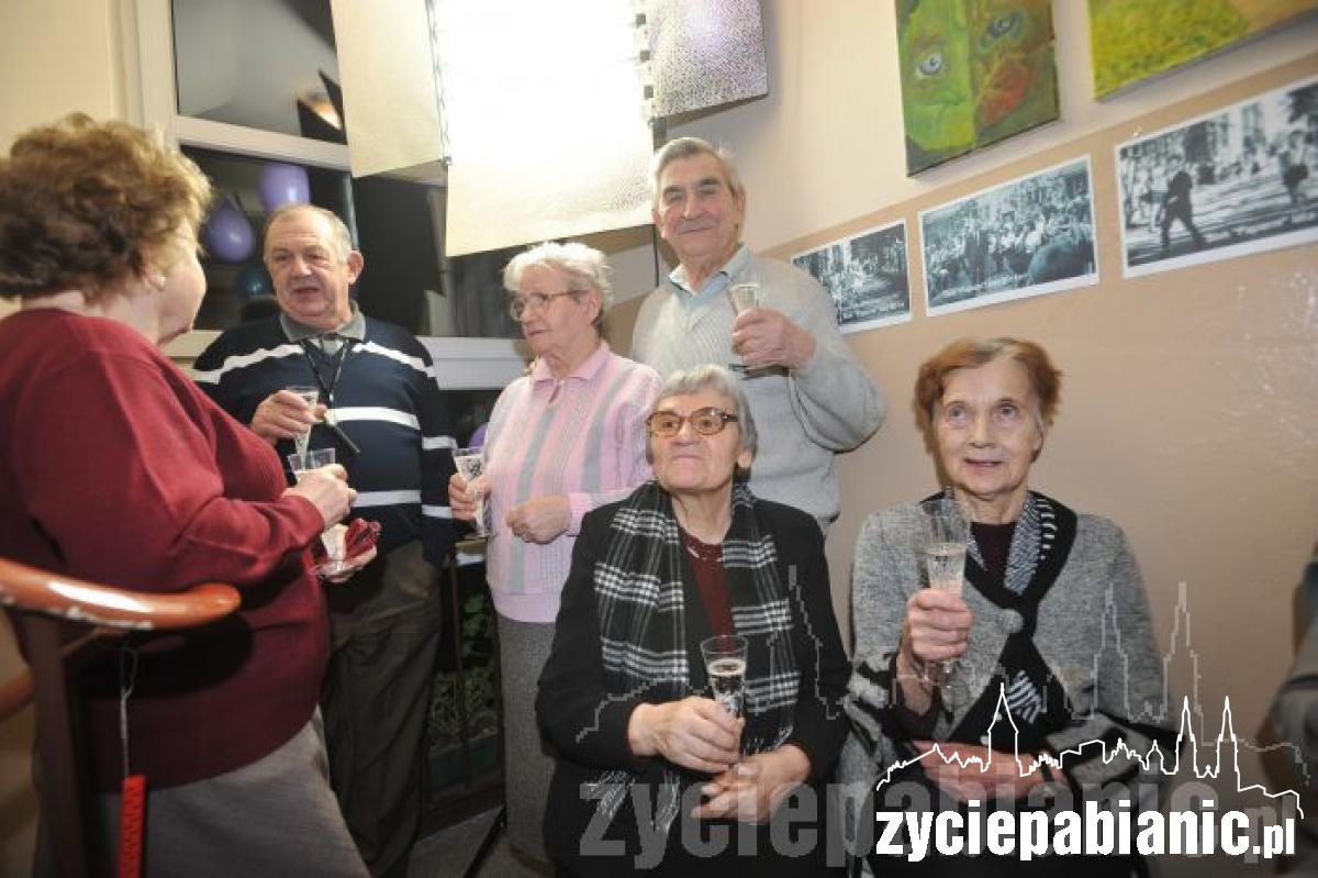 Świętowali na klatce schodowej