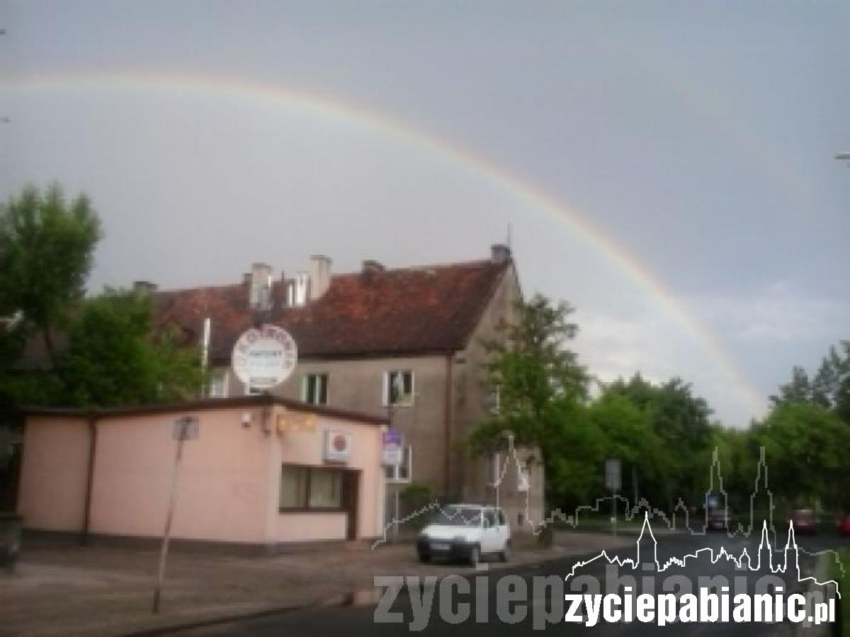 Tęcza nad miastem