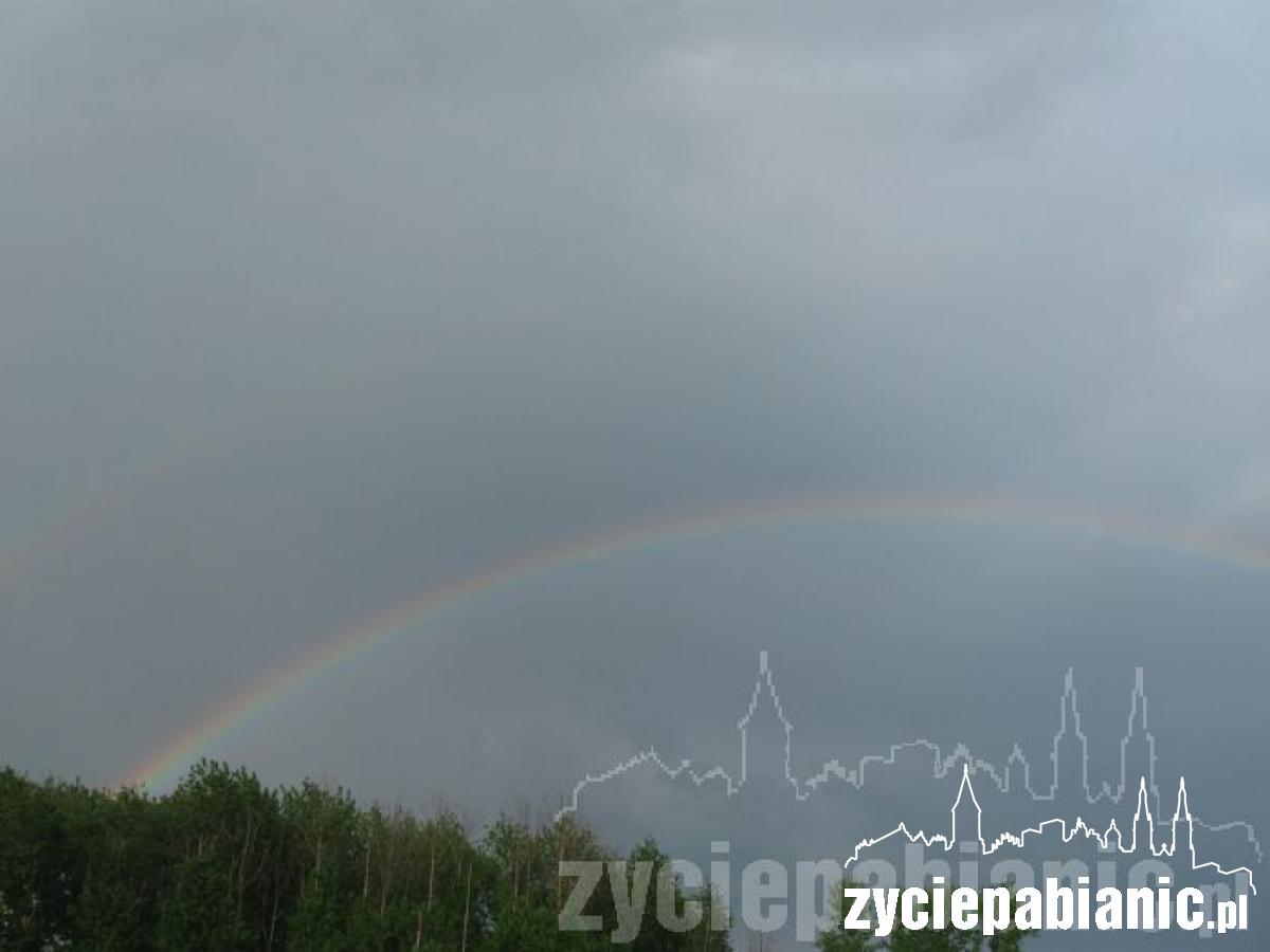 Tęcza nad miastem