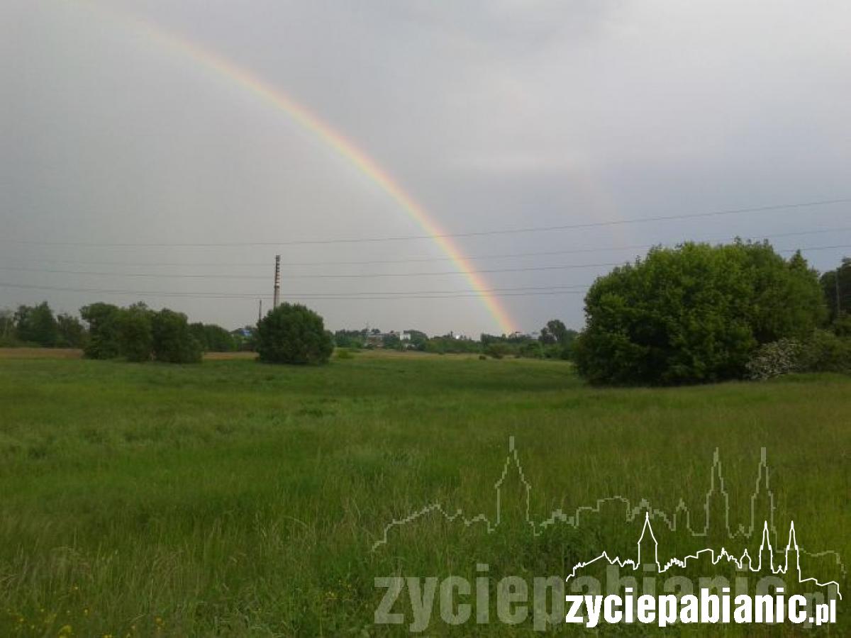 Tęcza nad miastem