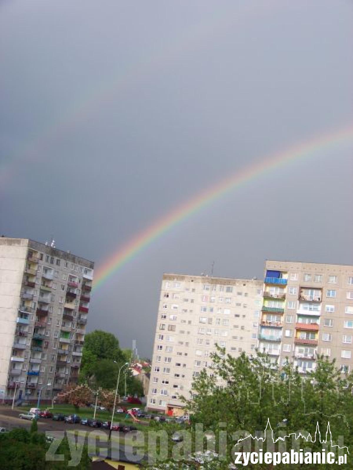 Tęcza nad miastem
