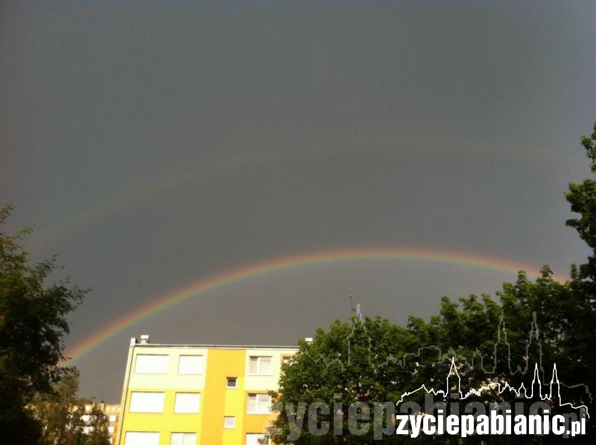 Tęcza nad miastem
