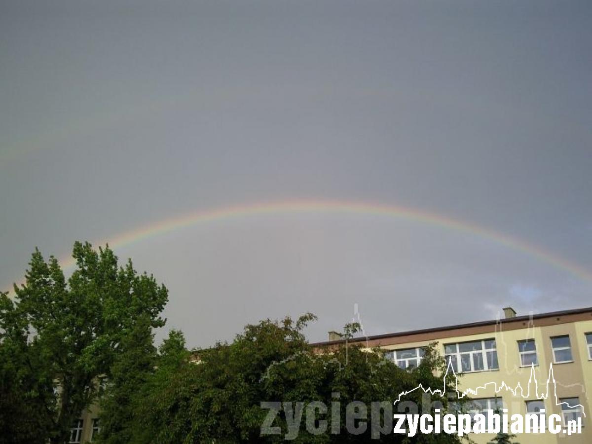 Tęcza nad miastem