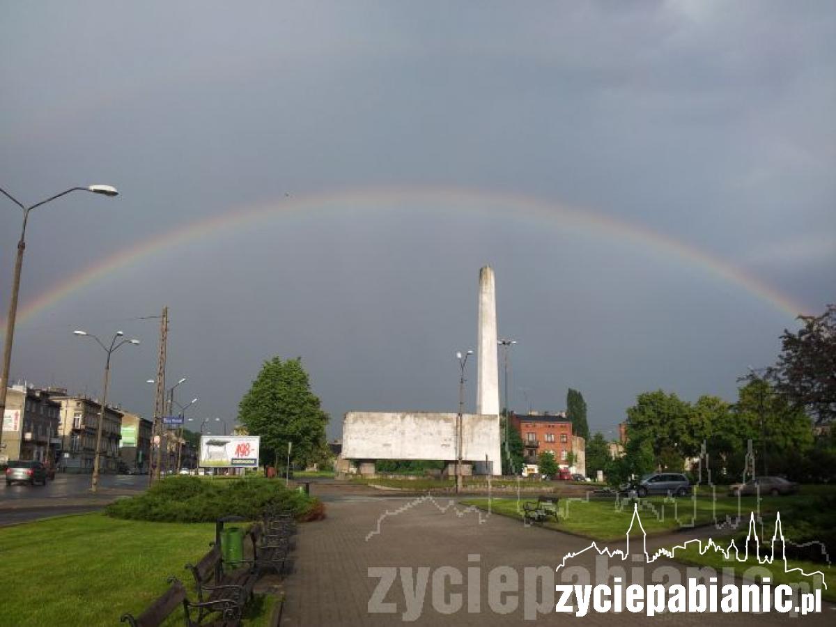 Tęcza nad miastem