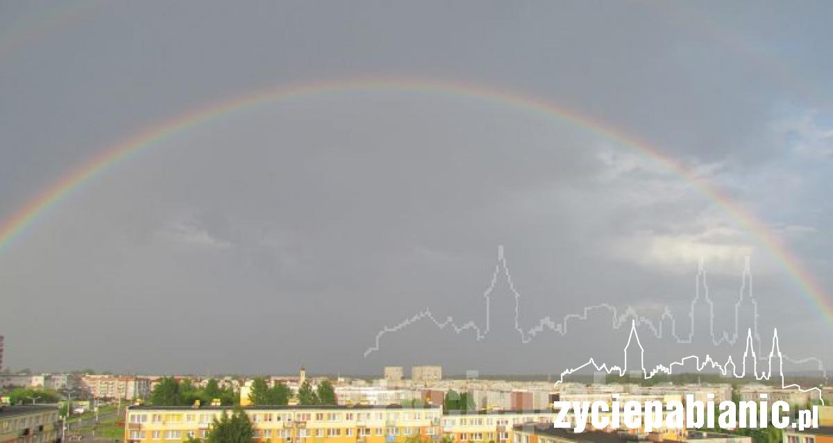 Tęcza nad miastem