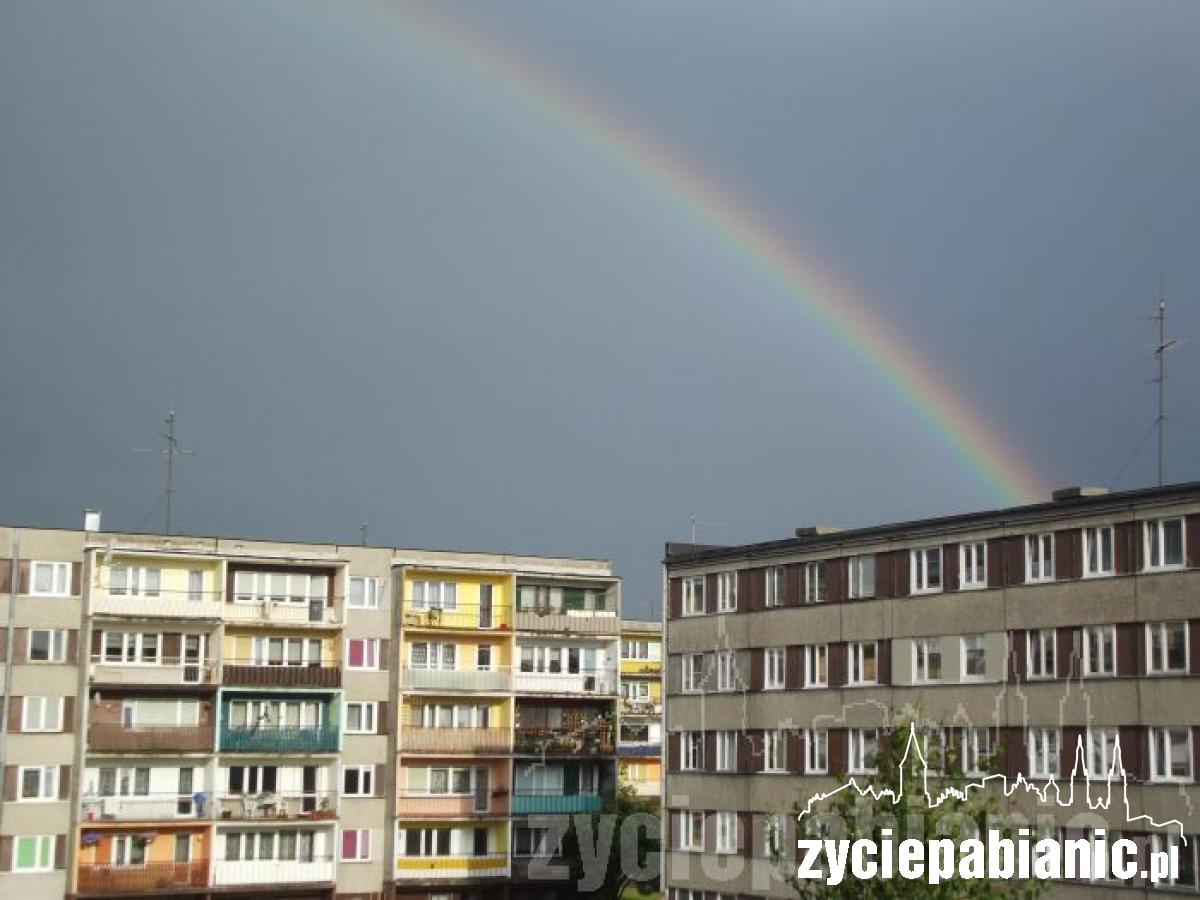 Tęcza nad miastem