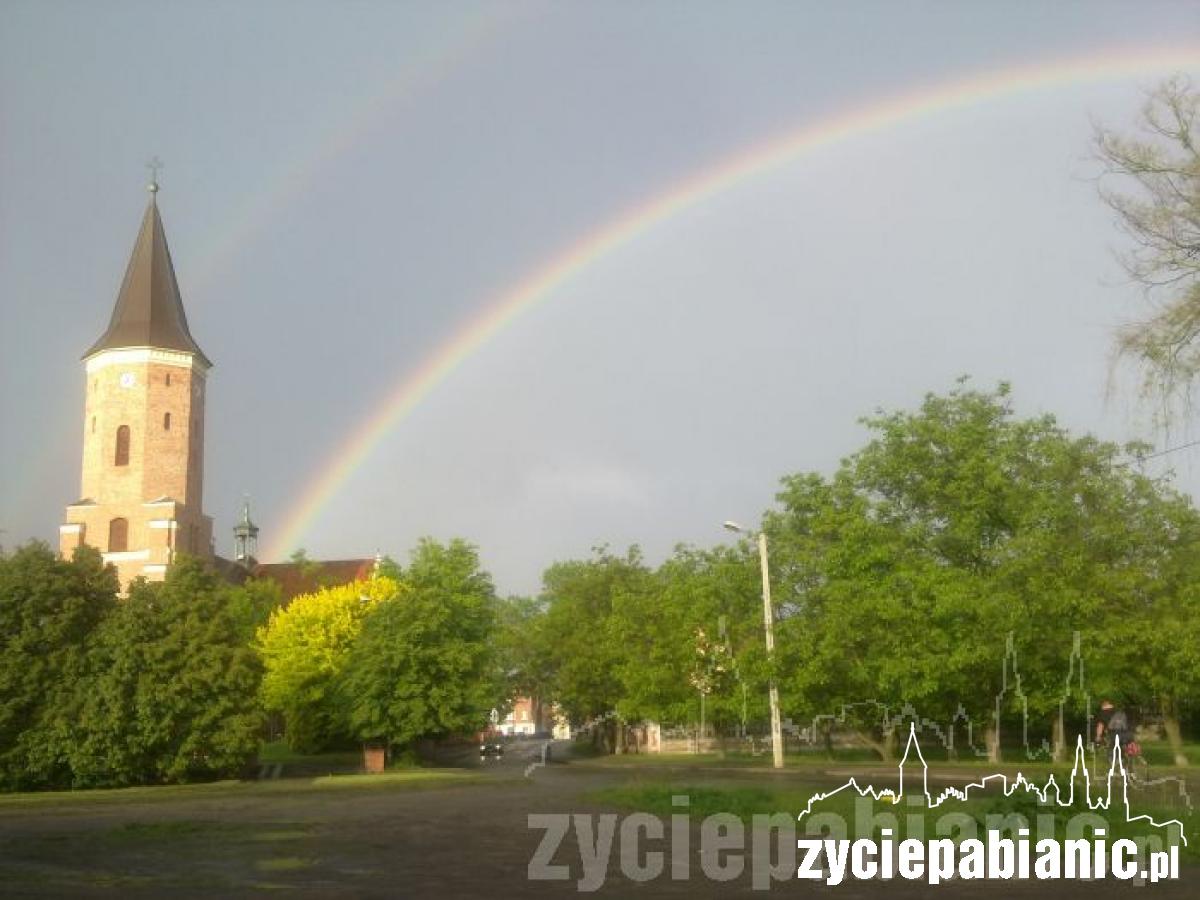Tęcza nad miastem