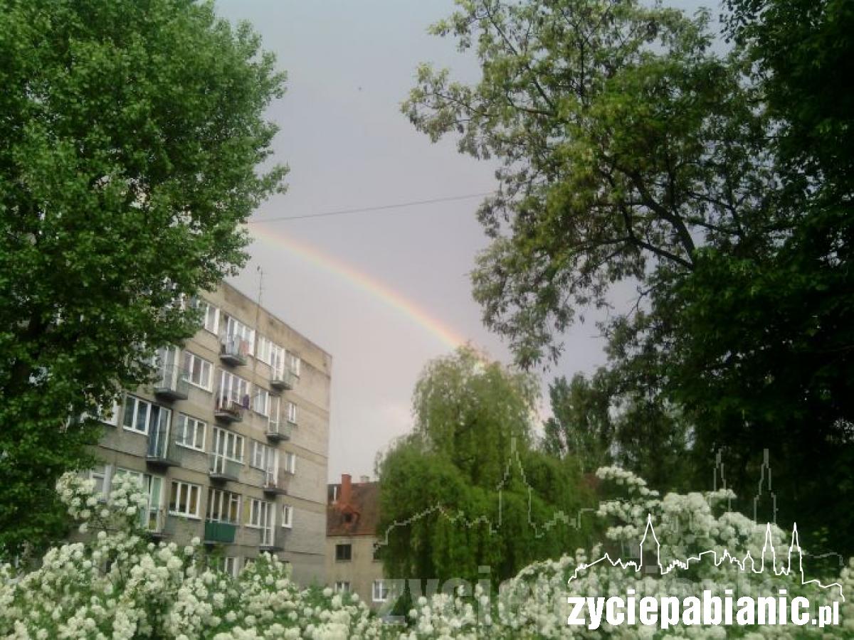 Tęcza nad miastem