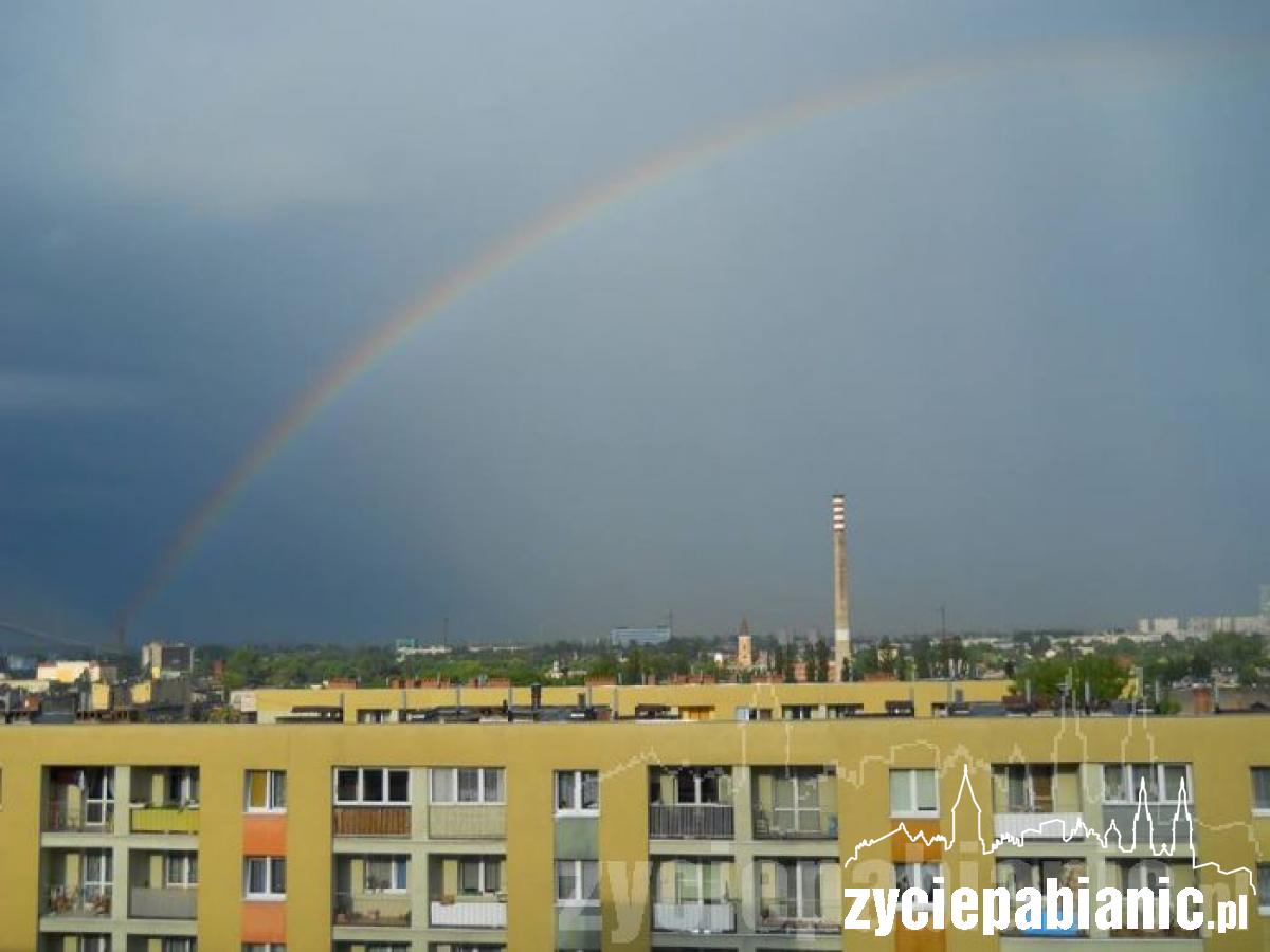 Tęcza nad miastem