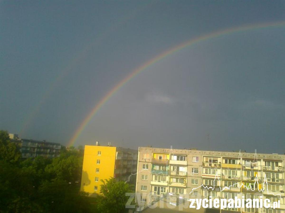 Tęcza nad miastem