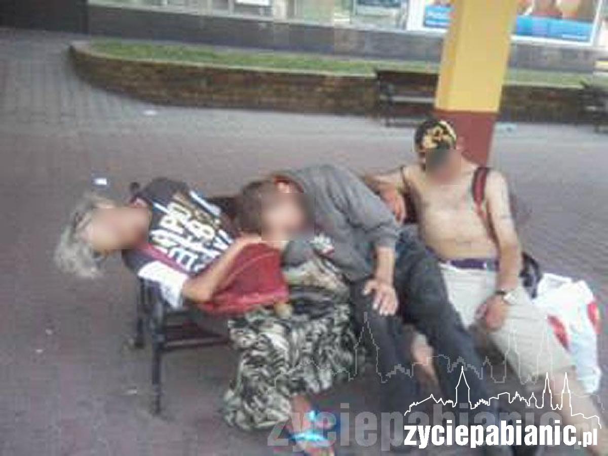 Śpią gdzie popadnie
