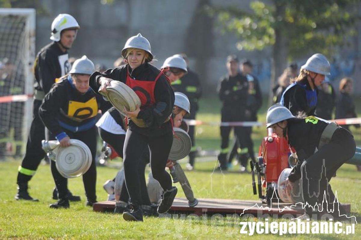 Strażacy biegali po boisku