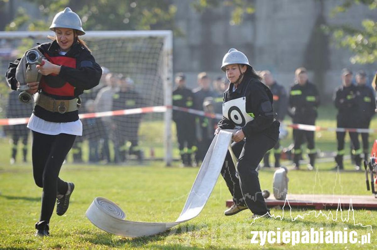 Strażacy biegali po boisku
