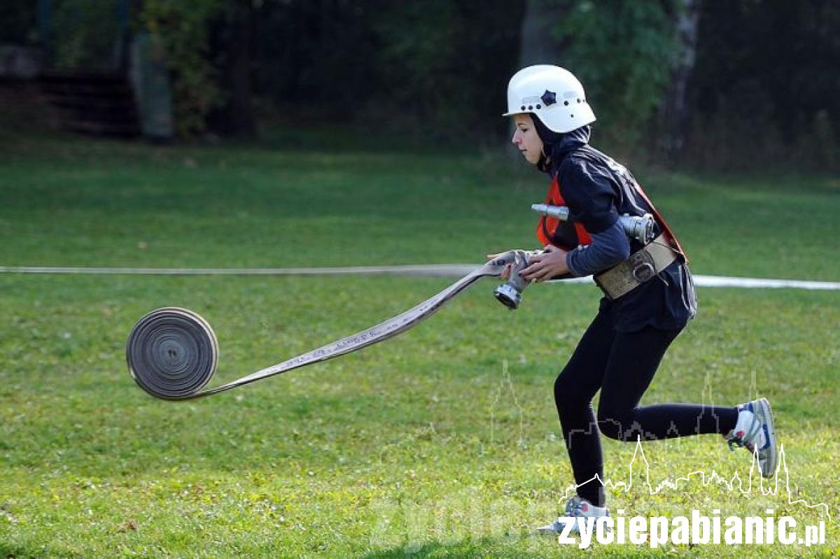Strażacy biegali po boisku
