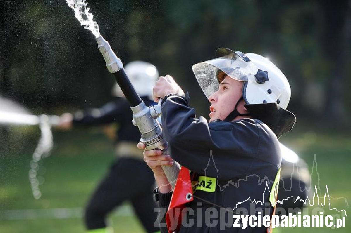 Strażacy biegali po boisku