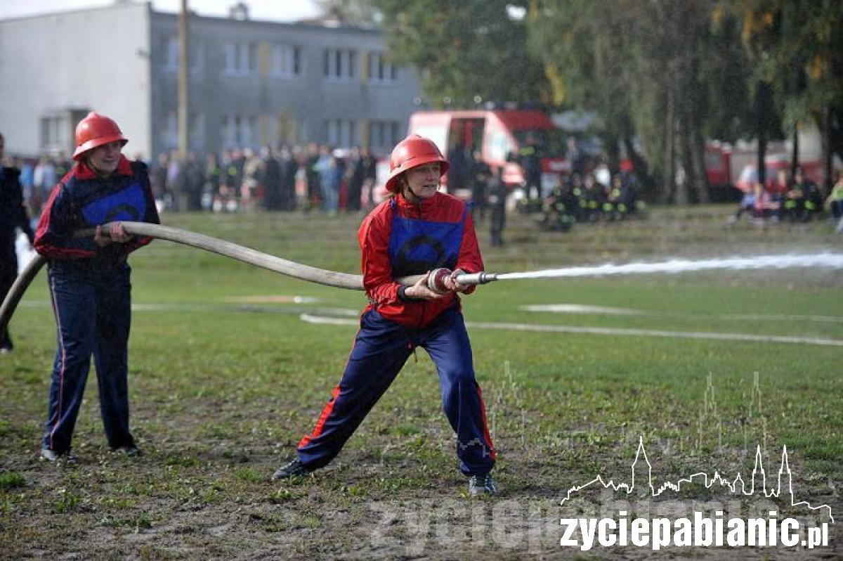 Strażacy biegali po boisku