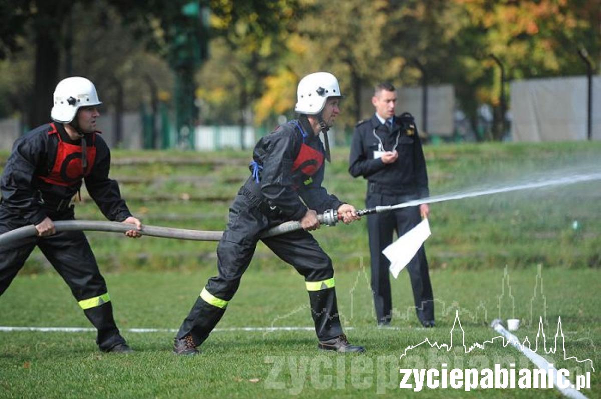 Strażacy biegali po boisku