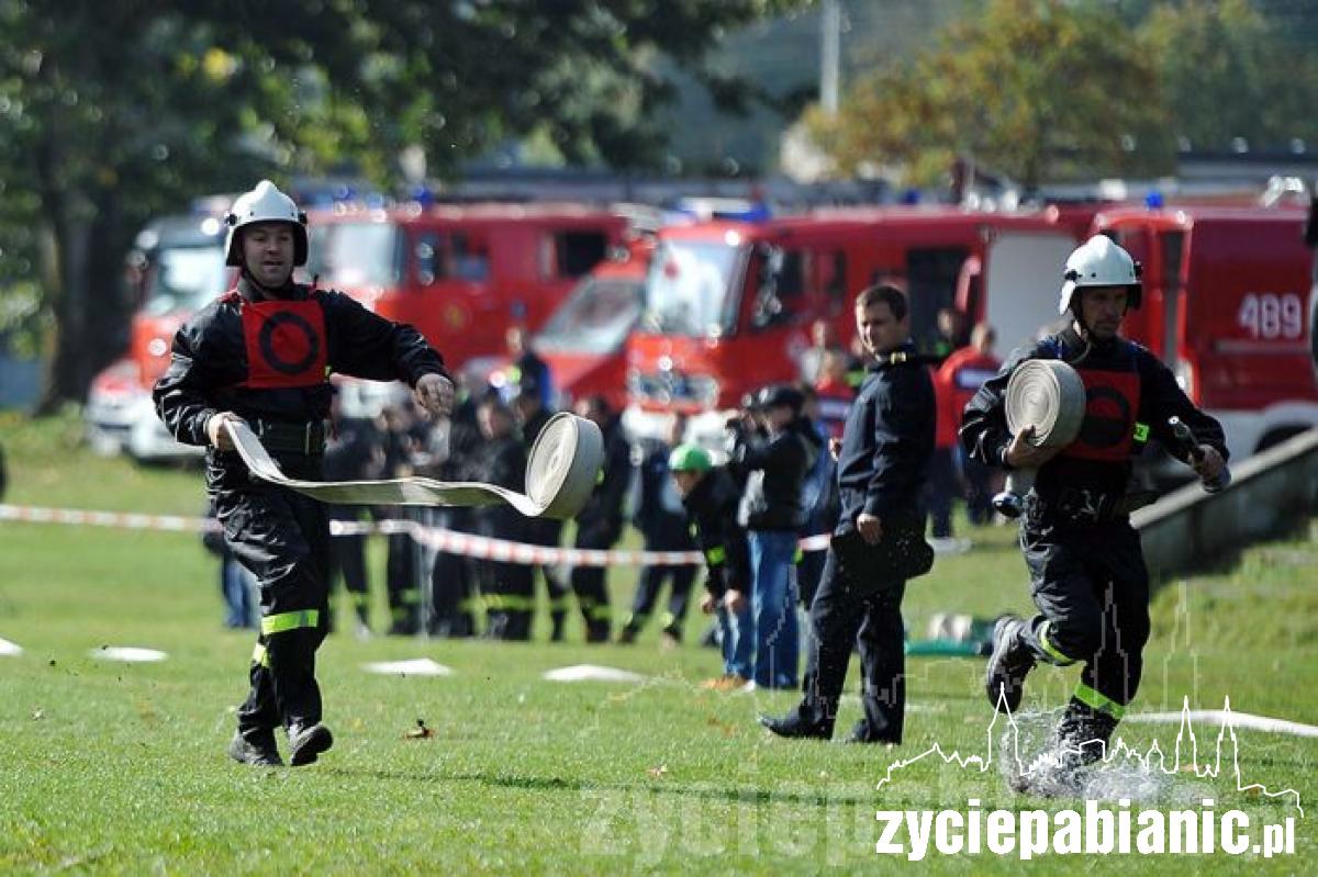 Strażacy biegali po boisku
