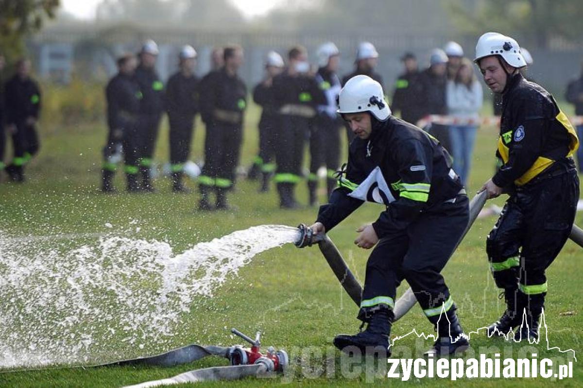 Strażacy biegali po boisku