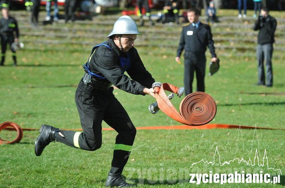 Strażacy biegali po boisku