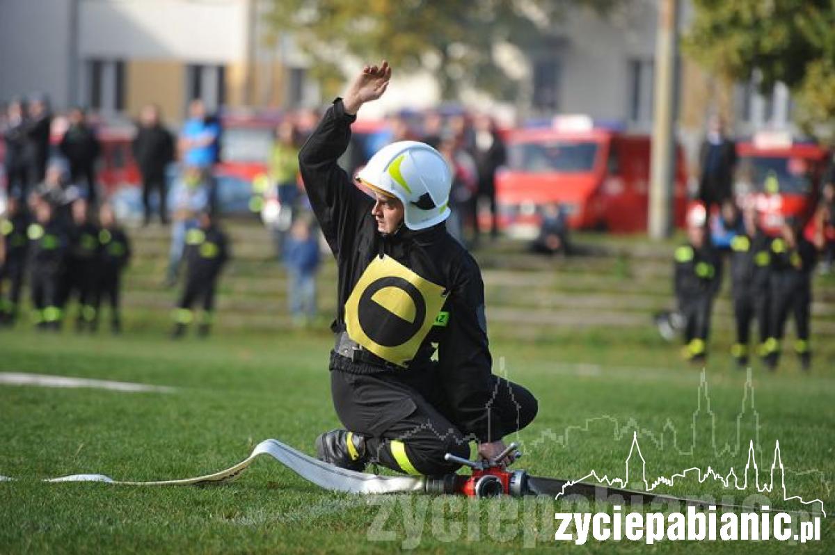 Strażacy biegali po boisku