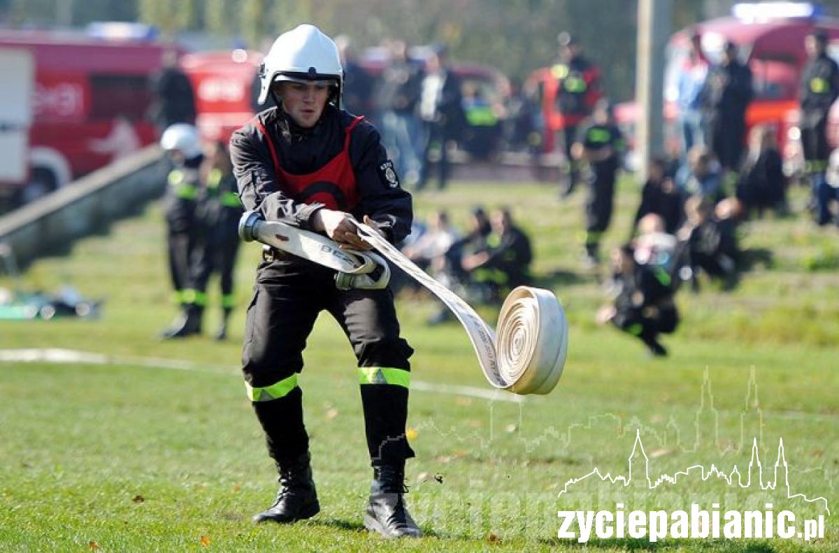 Strażacy biegali po boisku