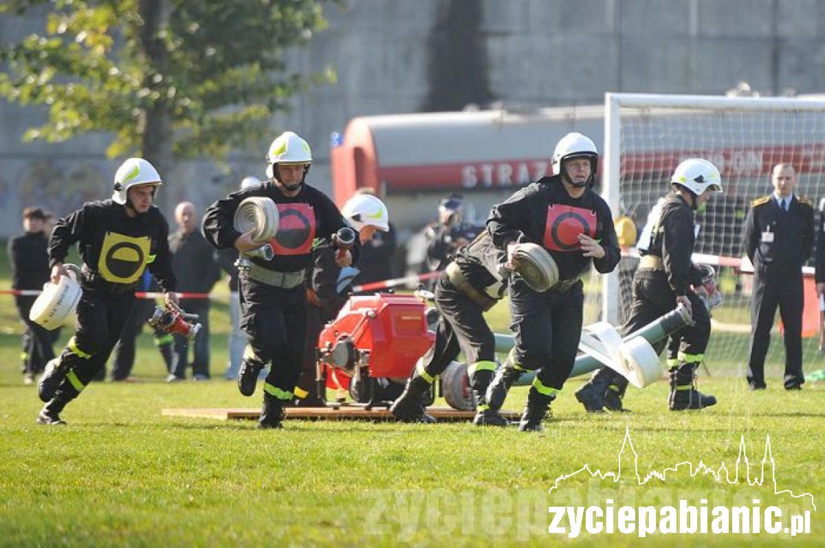 Strażacy biegali po boisku