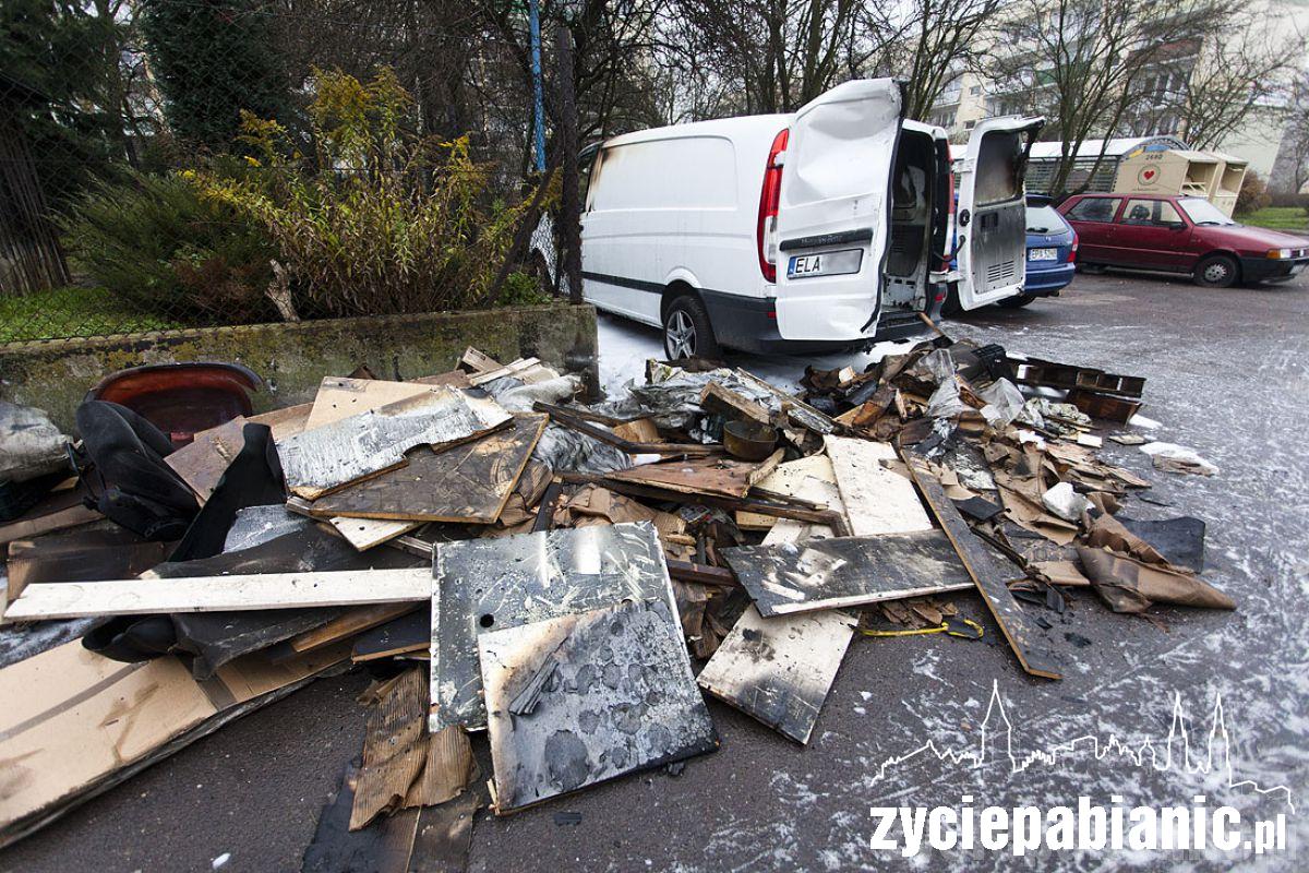 Spłonął dostawczy mercedes.