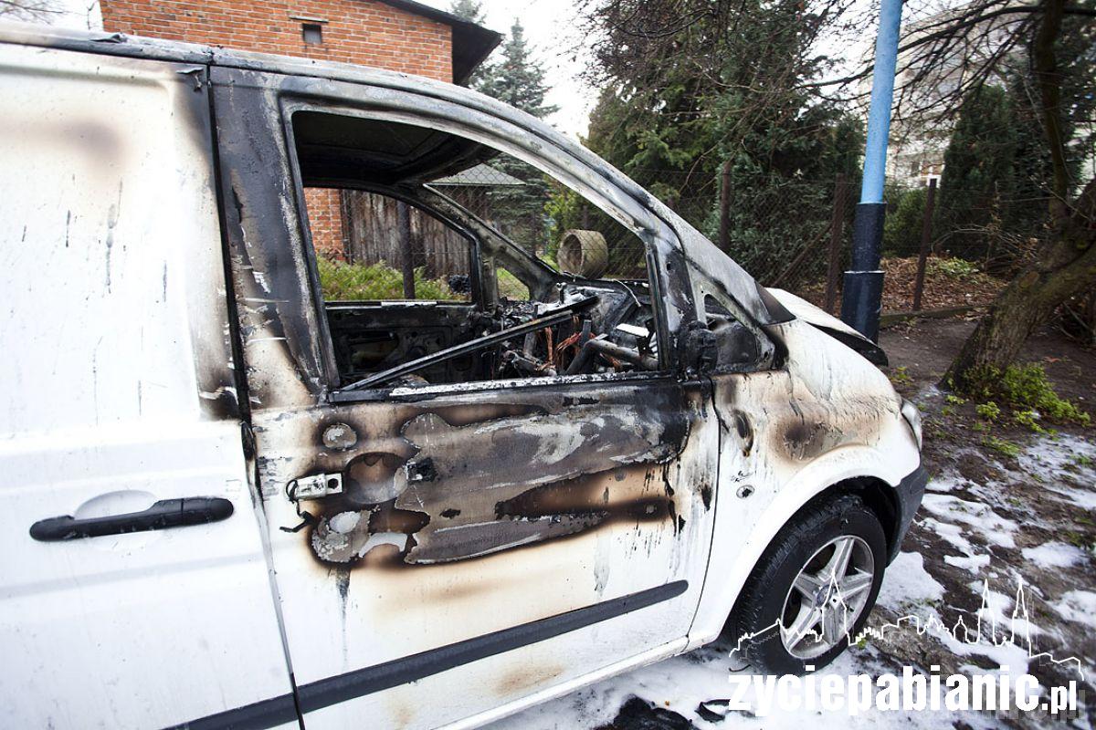 Spłonął dostawczy mercedes.